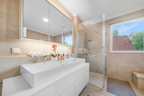 Dusche, Haartrockner, Shampoo
