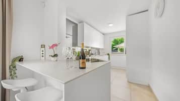 Coffee/tea maker, fridge, oven, stovetop