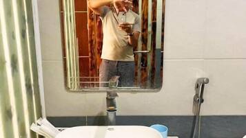 Shower, perlengkapan mandi gratis, pengering rambut, dan sandal