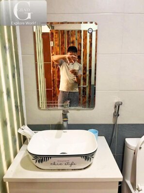 Shower, perlengkapan mandi gratis, pengering rambut, dan sandal