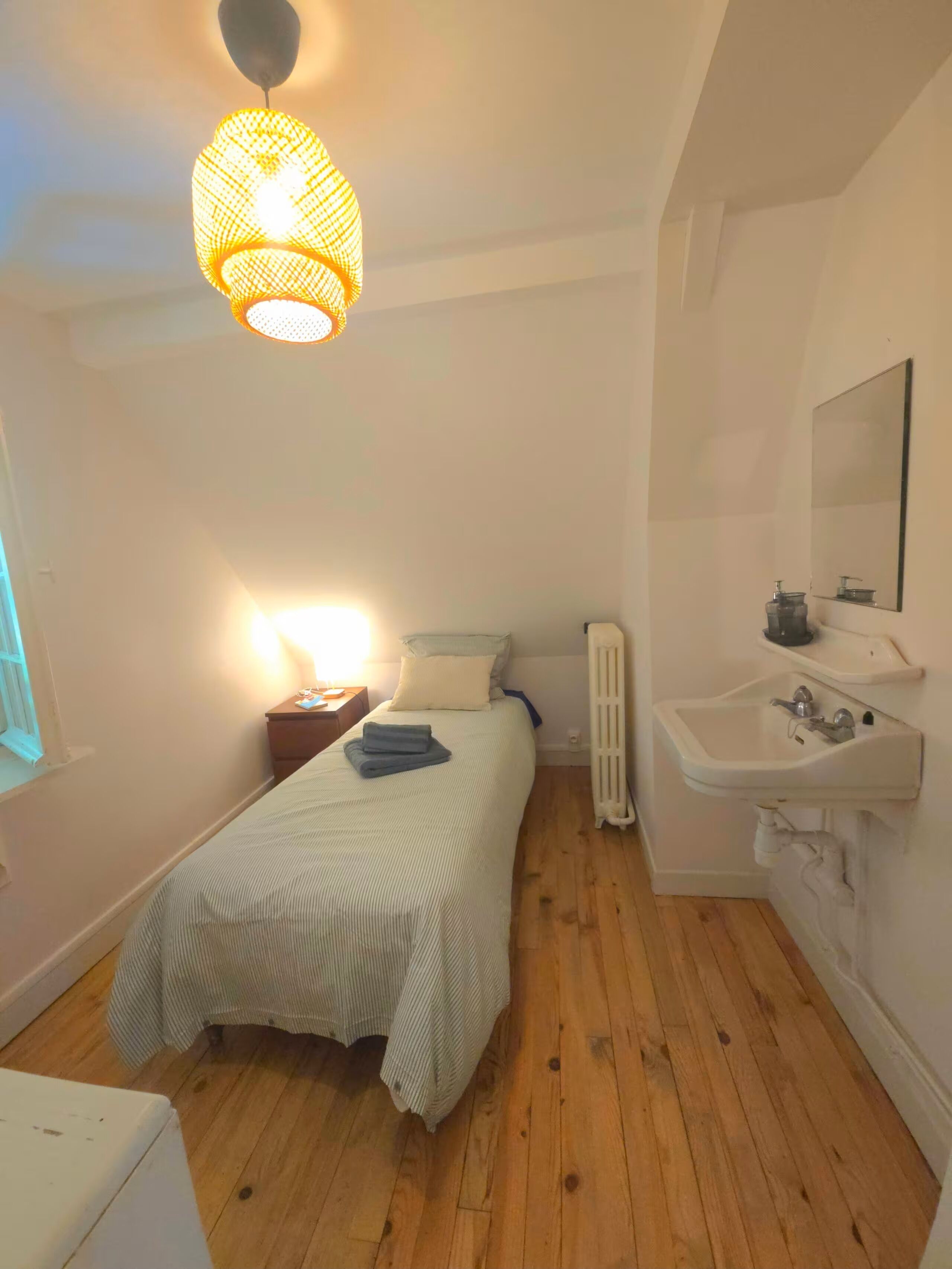 5 quartos, cofres nos quartos, escrivaninha, berço de viagem