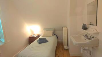5 bedrooms, in-room safe, desk, travel cot