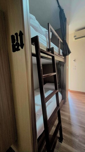 Dormitório compartilhado básico, em dormitório misto, para não fumantes, sacada | Ferros/tábuas de passar roupa, Wi-Fi de cortesia