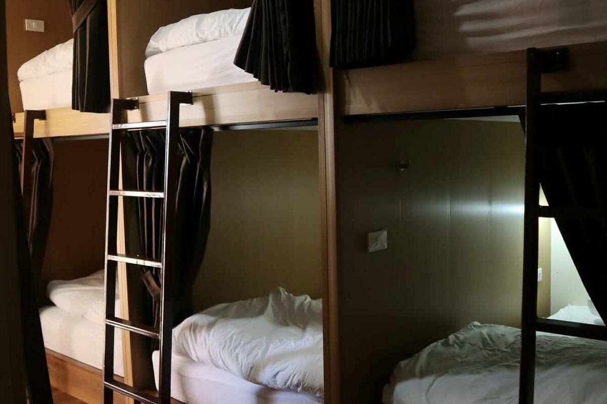 Dormitório compartilhado básico, em dormitório misto, para não fumantes, sacada | Ferros/tábuas de passar roupa, Wi-Fi de cortesia