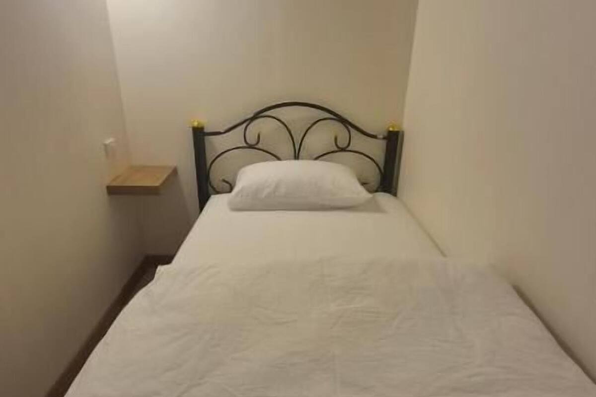 Quarto solteiro | Ferros/tábuas de passar roupa, Wi-Fi de cortesia