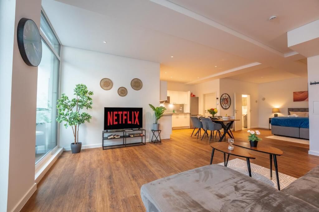 Departamento Deluxe, balcón, vista a la ciudad | Área de sala de estar