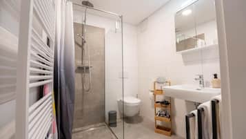 Deluxe-Apartment, Balkon, Stadtblick | Badezimmer
