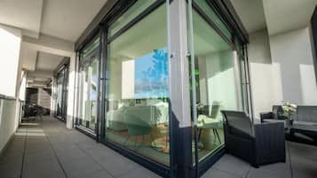Apartamento Deluxe, balcón, vistas a la ciudad | Restaurante al aire libre