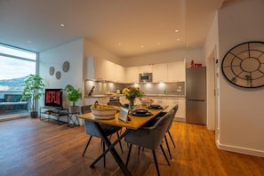 Apartament Deluxe, balcó, vistes a la ciutat | Servei de restauració