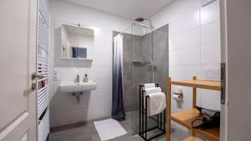 Apartamento superior, balcón, vistas a la ciudad | Baño