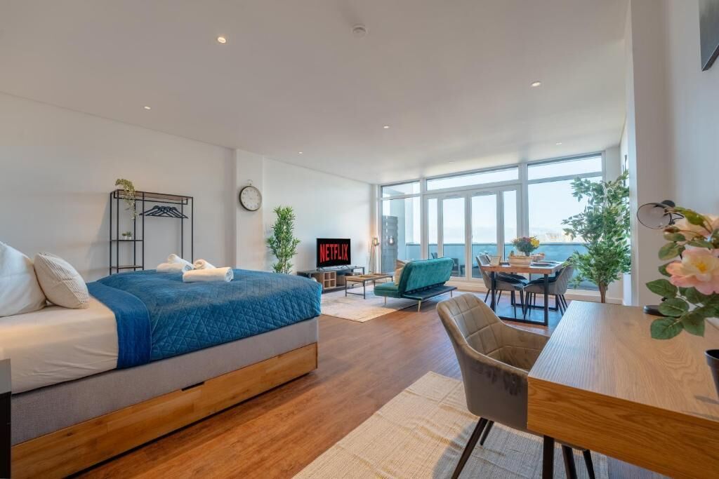 Apartamento superior, balcón, vistas a la ciudad | Interior