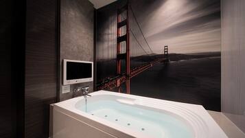 Standard Double Room | Bathroom | Combined shower/tub, hair dryer, towels, shampoo
