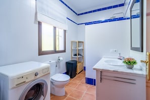 Shower, towels - El Azahar Holiday Home (La Puebla de Cazalla)