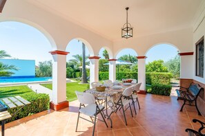 Outdoor dining - El Azahar Holiday Home (La Puebla de Cazalla)