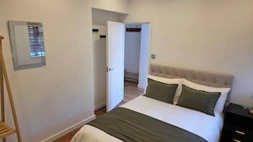 Ferros/tábuas de passar roupa, acesso à internet, roupa de cama
