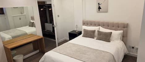 Iron/ironing board, Internet, bed sheets
