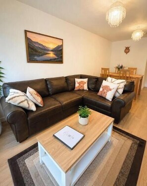 Living area - Stylish & Spacious Inverness Retreat | Walk to City Centre, Train & Bus Stations (Inverness)