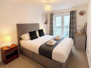 2 bedrooms, iron/ironing board, Internet, bed sheets - Stylish & Spacious Inverness Retreat | Walk to City Centre, Train & Bus Stations (Inverness)