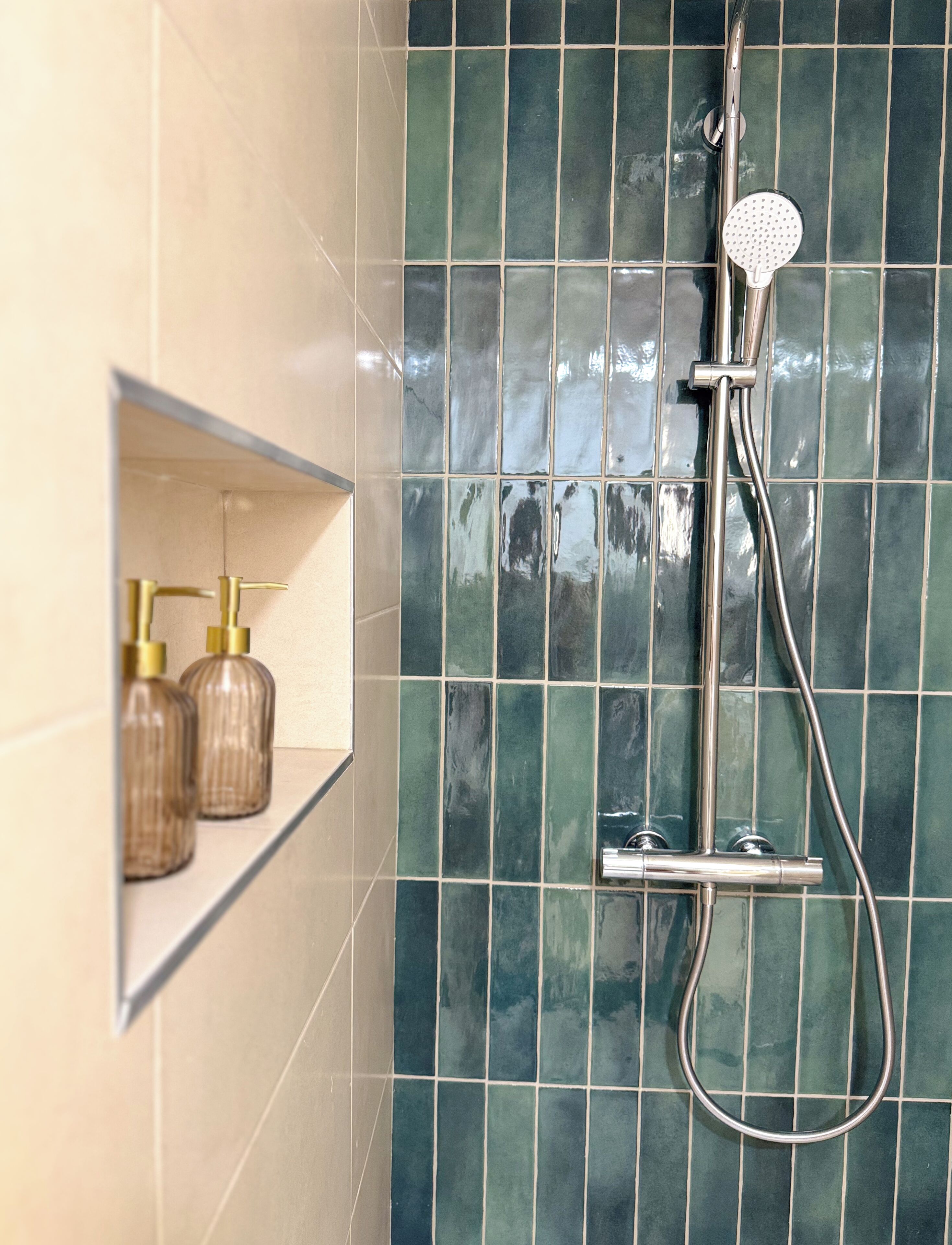 Een douche, een haardroger, handdoeken, zeep