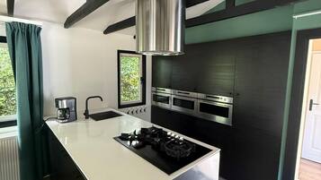 Geladeira, micro-ondas, fogão, cooktop