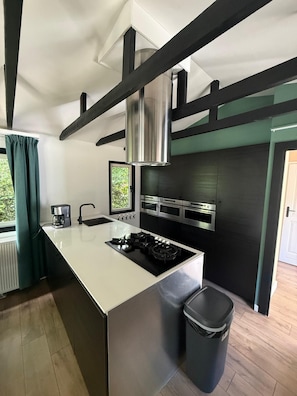 Fridge, microwave, oven, stovetop - Intimate lodge (48 m²) for 2 people with full kitchen and spacious garden. Your four-legged friend is welcome too for an unforgettable Veluwe holiday. (Harderwijk)