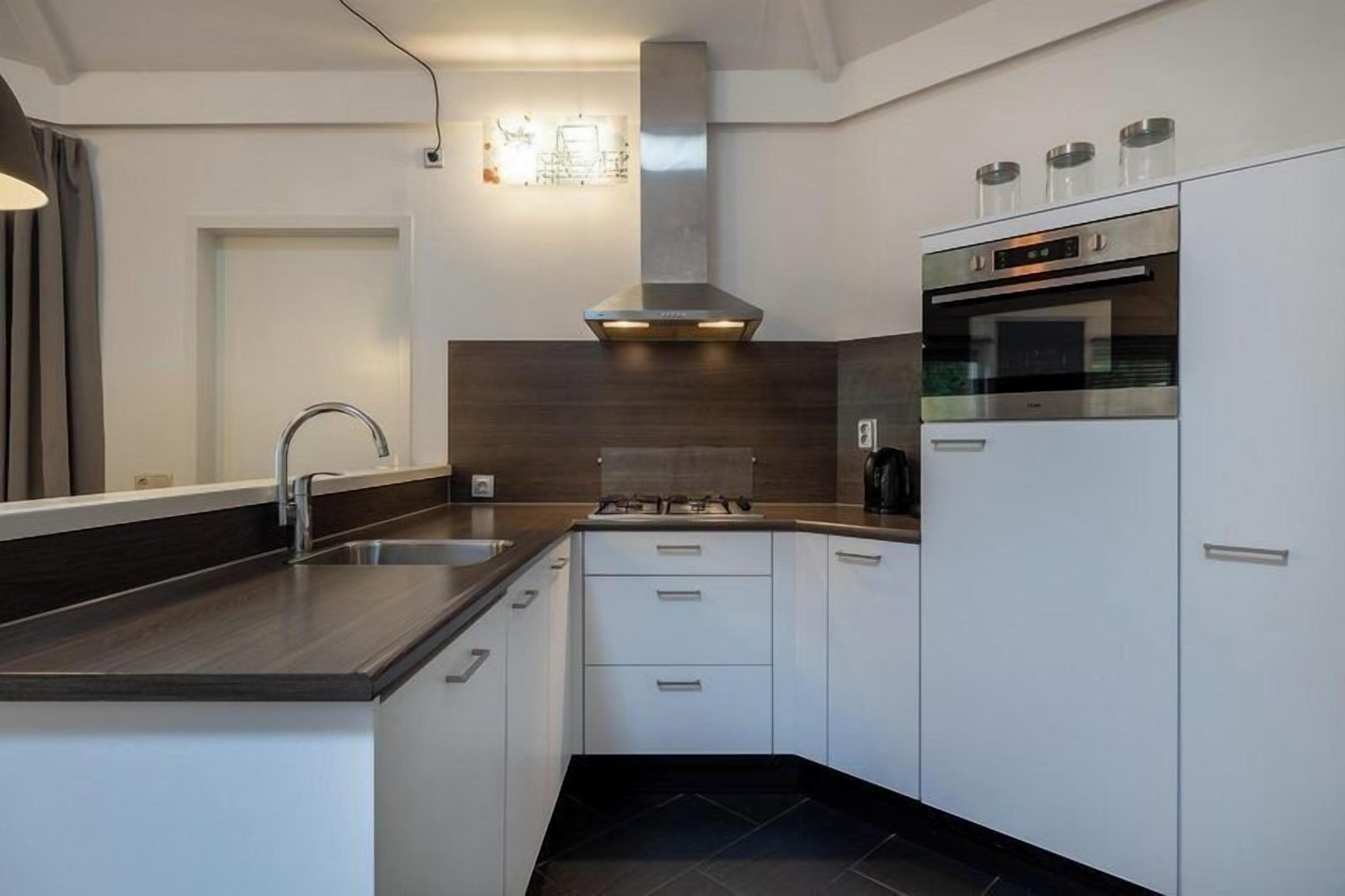 Een koelkast, een microgolfoven, een oven, een kookplaat