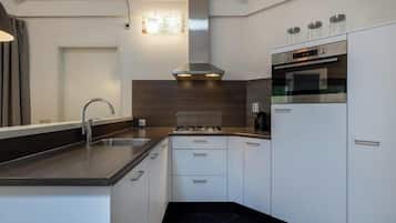 Een koelkast, een microgolfoven, een oven, een kookplaat