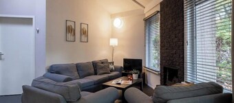 This spacious detached bungalow offers you complete comfort for a carefree pet-free holiday in the Veluwe, featuring a cozy fireplace and fully equipped kitchen.