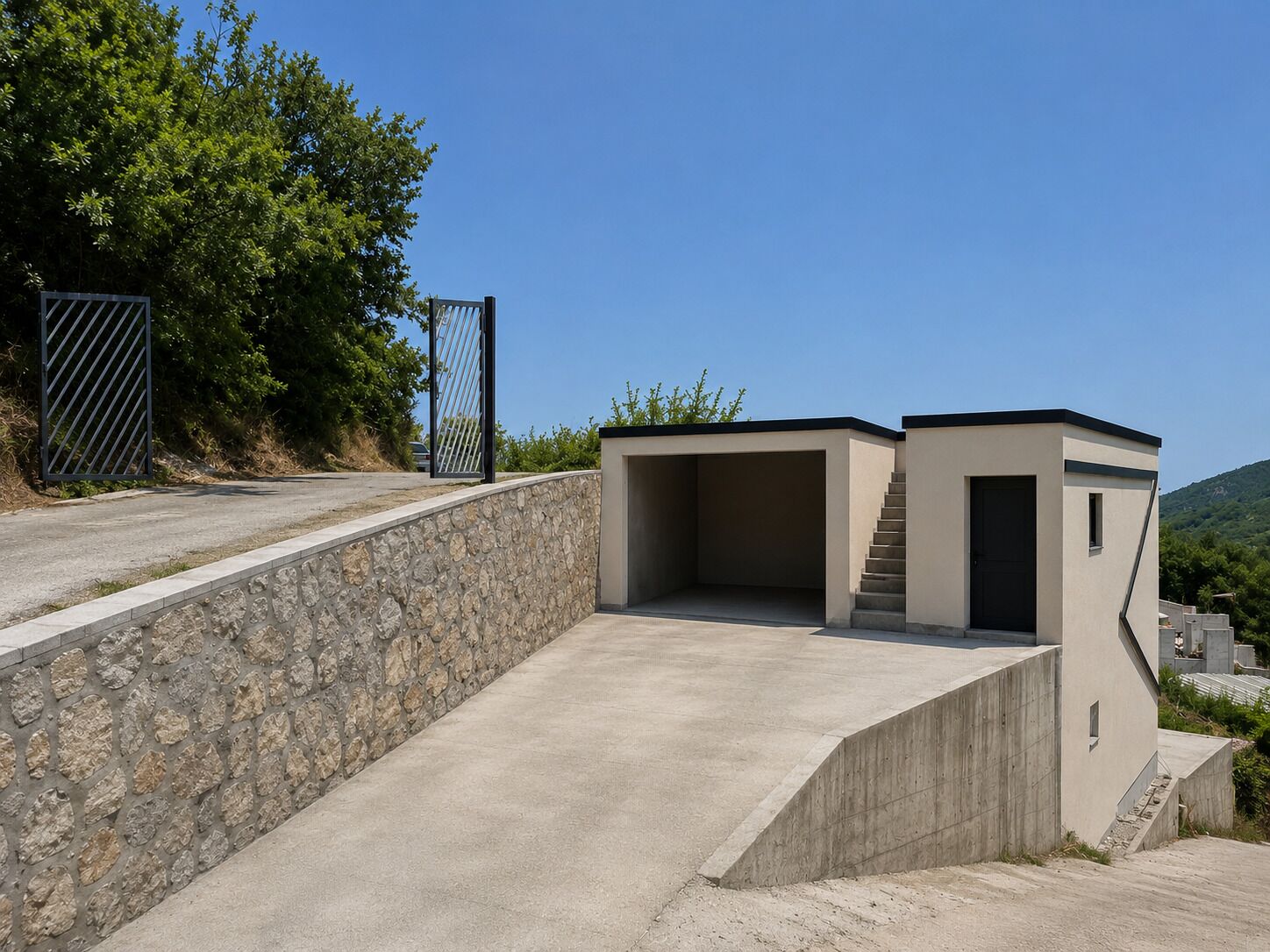 Un bâtiment moderne doté d’un mur de soutènement en pierre, d’une entrée fermée par un portail et d’un escalier menant à un niveau supérieur.