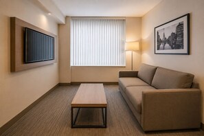 Economy Room | Living area - Toronto Ember Hotel (Toronto)