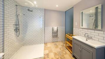 Junior Suite | Bathroom | Hair dryer, towels, soap, shampoo