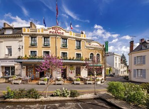 Exterior - HOTEL DE FRANCE (La Chartre-sur-le-Loir)