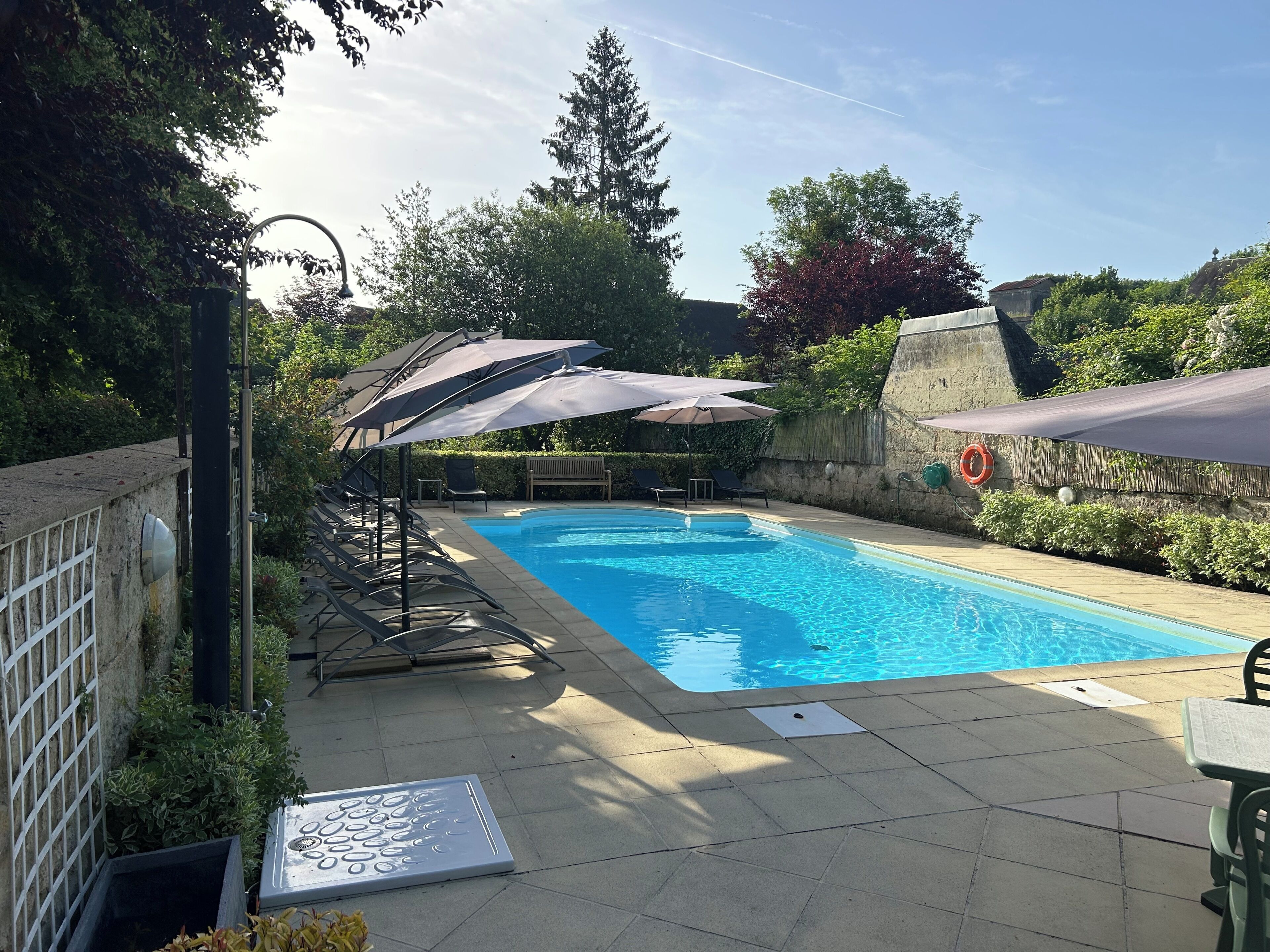 Una piscina al aire libre de temporada