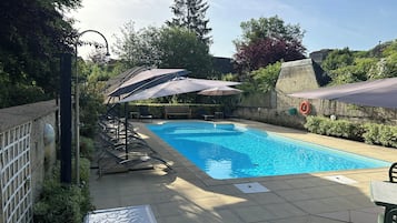 Una piscina al aire libre de temporada