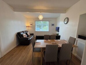 Dining - Comfortable Family Home with Free Parking in a Prime Central Location (Inverness)