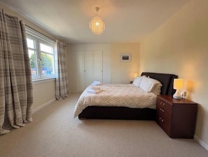 3 bedrooms, iron/ironing board, WiFi, bed sheets - Comfortable Family Home with Free Parking in a Prime Central Location (Inverness)