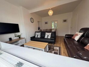 Living area - Comfortable Family Home with Free Parking in a Prime Central Location (Inverness)