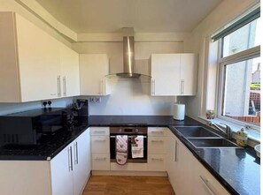 Private kitchen - Comfortable Family Home with Free Parking in a Prime Central Location (Inverness)