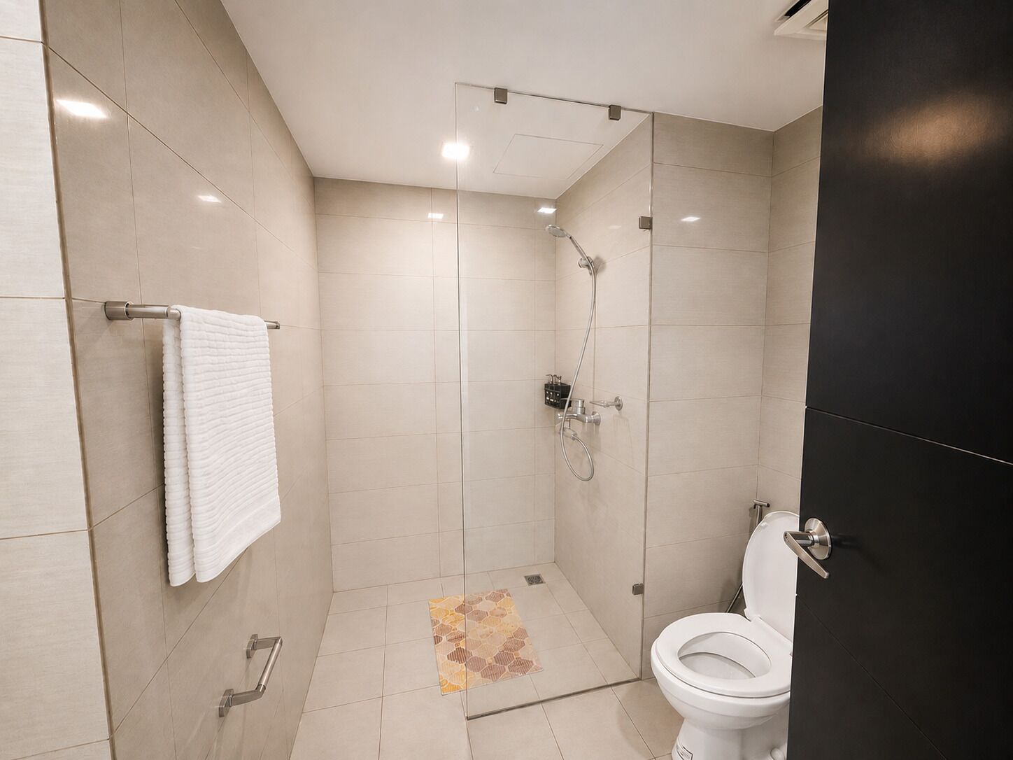 Deluxe Apartment, Balcony, City View | Bathroom | Shower, free toiletries, hair dryer, bidet