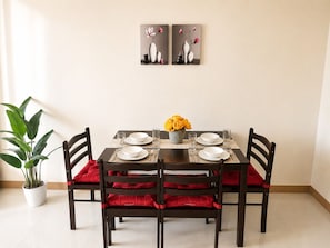 Deluxe-Apartment, Balkon, Stadtblick | Esszimmer
