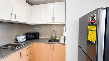 Deluxe Apartment, Balcony, City View | Private kitchen | Full-size fridge, microwave, stovetop, rice cooker