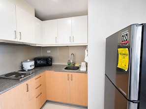 Deluxe-Apartment, Balkon, Stadtblick | Eigene Küche | Großer Kühlschrank, Mikrowelle, Herdplatte, Reiskocher