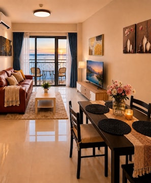 Deluxe-Apartment, Balkon, Stadtblick | Wohnbereich