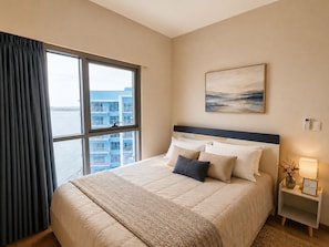 Deluxe-Apartment, Balkon, Stadtblick | Bügeleisen/Bügelbrett, Zustellbetten, kostenloses WLAN, Bettwäsche