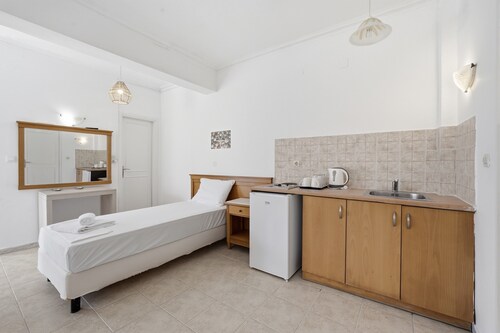 Bed and Breakfast The Kavos Sandy Inn – Quadruple Room with Shared Pool, Wi-Fi, and Air Conditioning