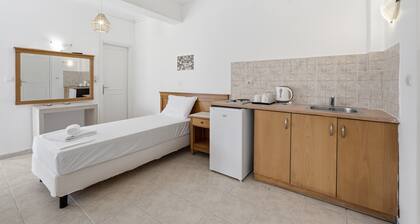 Bed and Breakfast The Kavos Sandy Inn – Quadruple Room with Shared Pool, Wi-Fi, and Air Conditioning