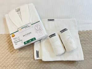 Shower, towels, soap, shampoo - Hotel Magadh Empire (Varanasi)