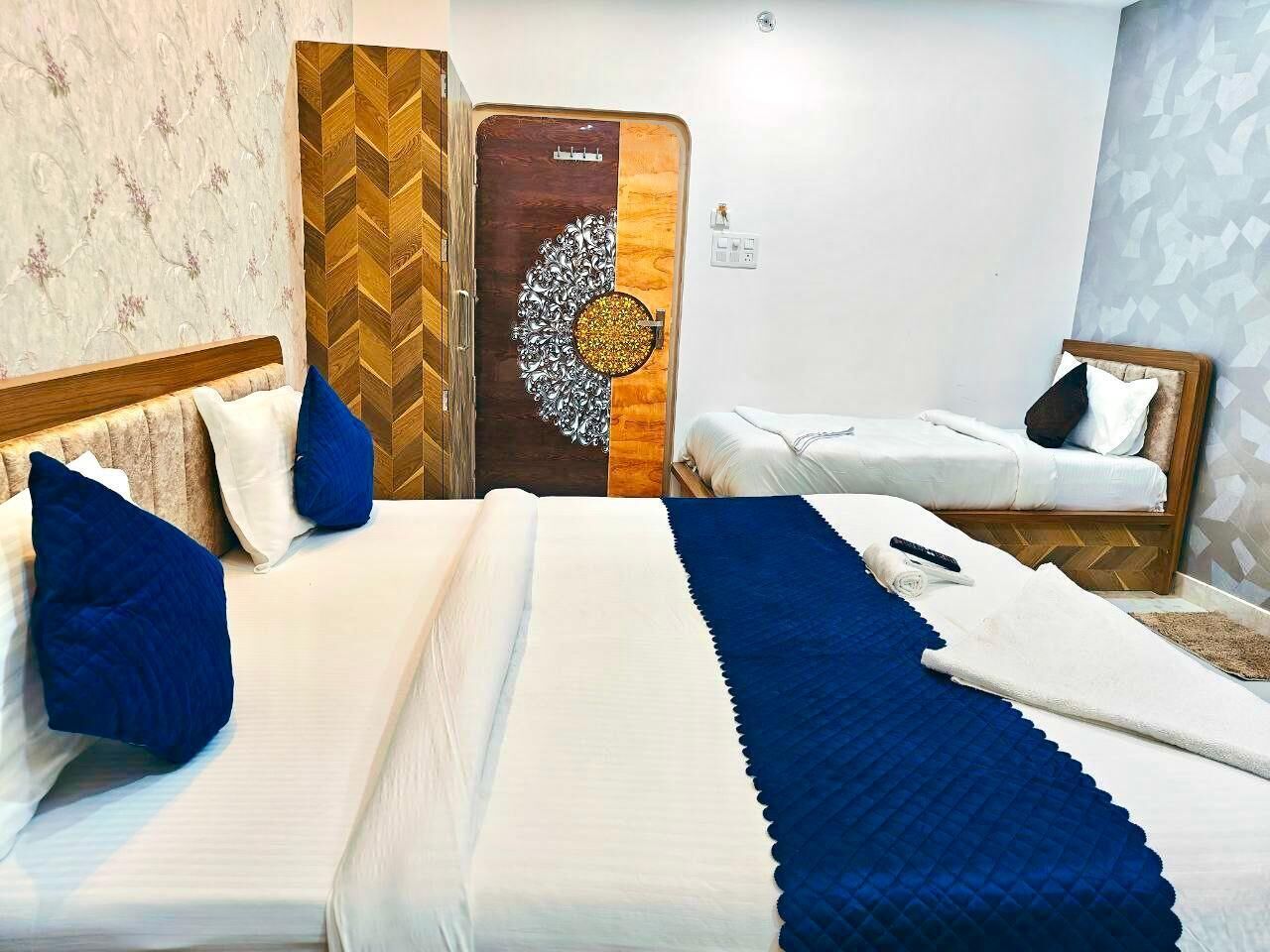 Tripla Deluxe, balcone, vista città | Una scrivania, postazione laptop, ferro/asse da stiro, Wi-Fi gratuito