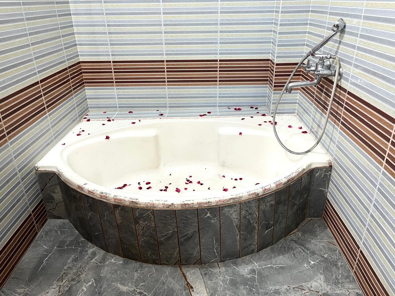 Deluxe tweepersoonskamer, uitzicht op stad | Badkamer | Een douche, handdoeken, zeep, shampoo