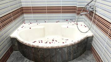 Deluxe tweepersoonskamer, uitzicht op stad | Badkamer | Een douche, handdoeken, zeep, shampoo